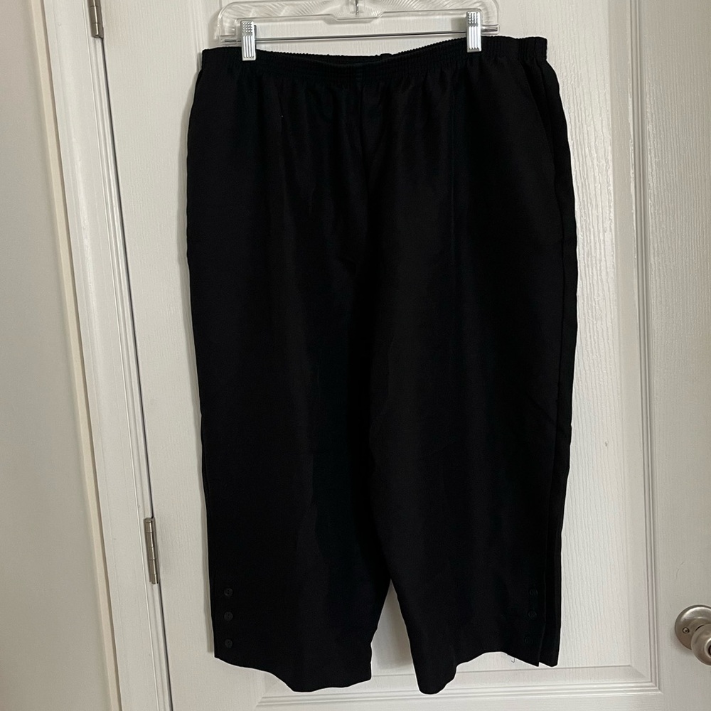Career Capris 22W Alfred Dunner Women's Black Polyester Capri Stretch Waist
